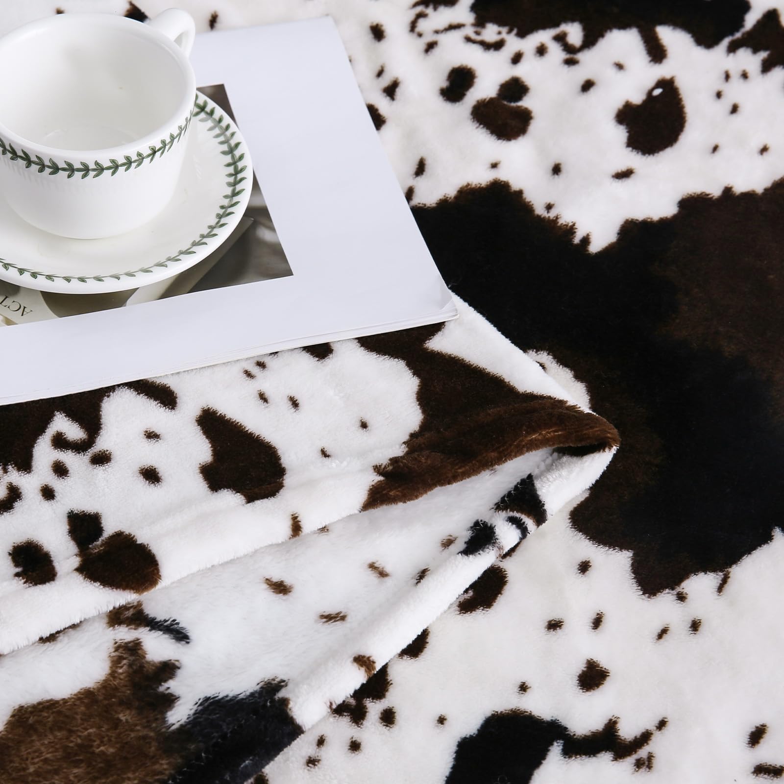 Bnuitland Fleece Cow Print Blanket, Super Soft 300 GSM Double Sided Lightweight Cow Throw for Bed Sofa Couch Travel, Fluffy Fuzzy Animal Blanket for Adults/Baby/Pets, 50×40 inch