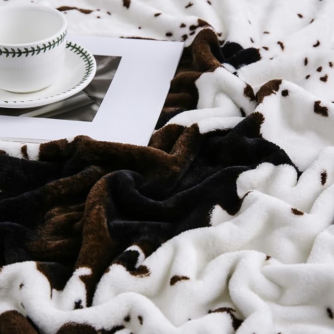 Bnuitland Cow Print Throw Blanket with Storage Pouch, Double Sided 300 GSM Super Soft Flannel Fleece Fuzzy for Bed Sofa Couch Travel, Great Blanket Gift for Adults and Kids, Twin Size 59x81 inch