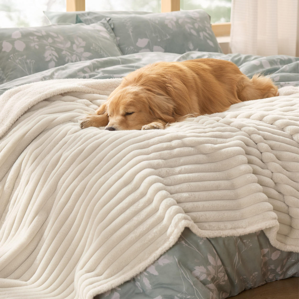Bedsure ComfyFleece® Waterproof Dog Blankets for Large Dogs,50x60