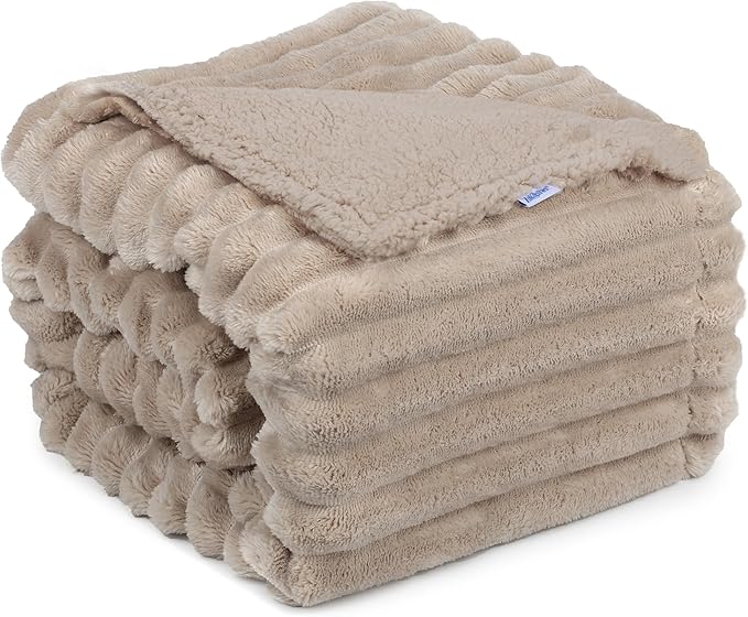 ZAKAPAWS Waterproof Pet Blanket for Large Dogs & Cats - Reversible Calming Plush, Washable Furniture Cover for Couch, Bed, Car Seat, Blocks Leaks, Stains & Pet Fur (Line, 30"x40")